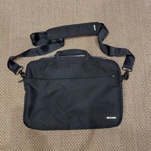 INCASE LAPTOP COMPUTER CROSSBODY BAG CASE WITH CARRYING STRAP